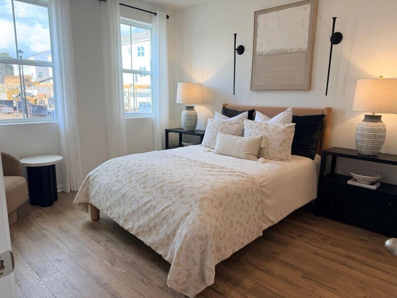 Building Photo - 695 Alburg Aly