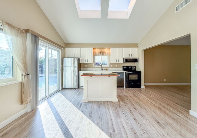 Building Photo - 1251 Buckingham Dr