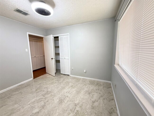 Building Photo - 9002 Sabastian Dr