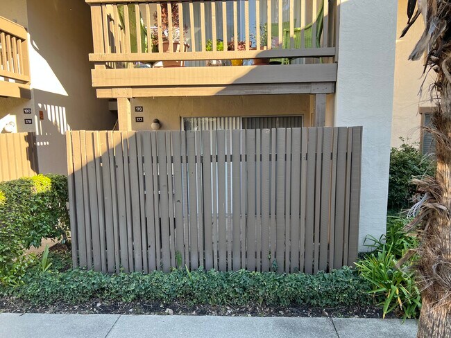 Building Photo - 2742 Oak Rd