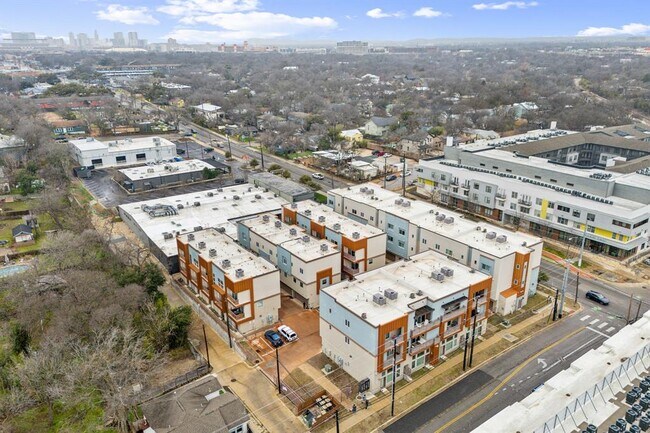 Building Photo - 2827 Manor Rd