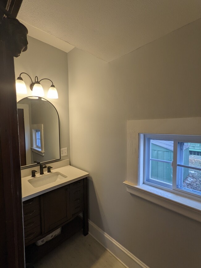 Building Photo - 171 Lincoln St