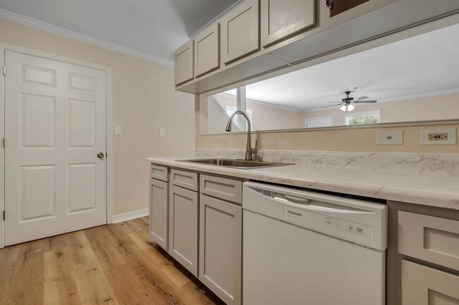 Building Photo - 1300 Ocala Rd