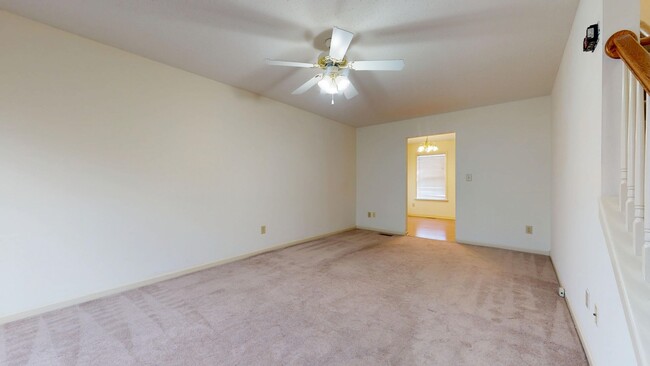 Building Photo - Charming Three Bedroom Columbia Townhome