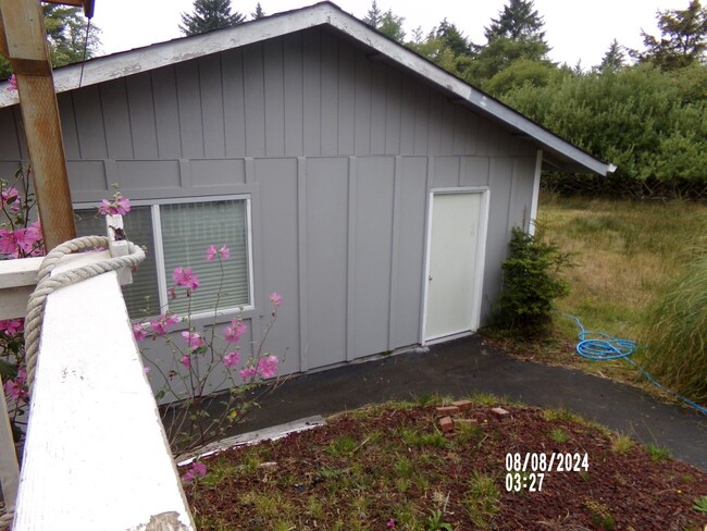 Building Photo - 3bd 2ba Located in Ocean Shores