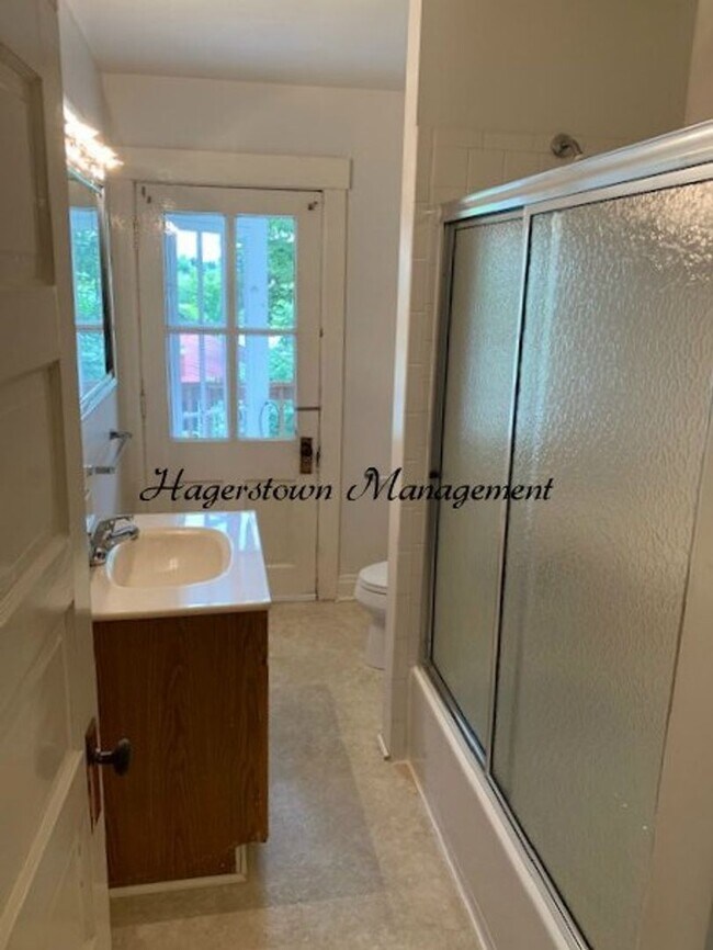 Building Photo - 604 Highland Way