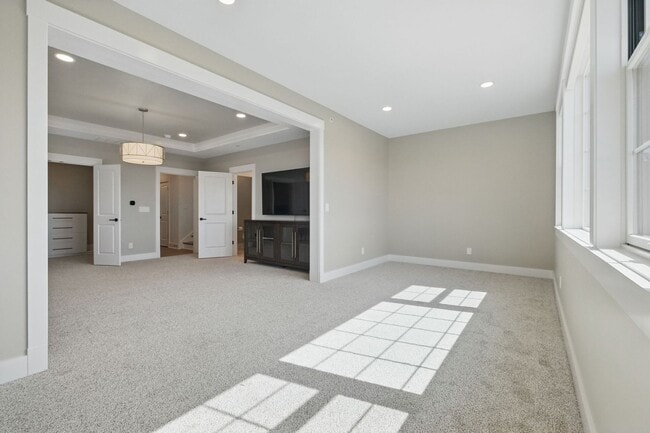 Building Photo - Luxurious, Fully Furnished Townhome       ...