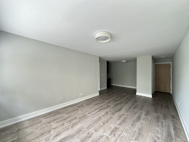 Building Photo - 450 W Barry Ave