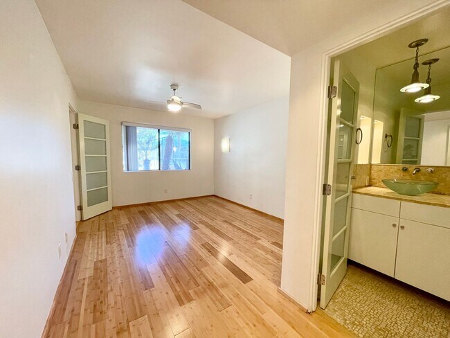 Building Photo - AVAILABLE NOW!! BEAUTIFUL  2 Bed / 2 Bath - Across from The River Shopping Center in RANCHO MIRAGE!