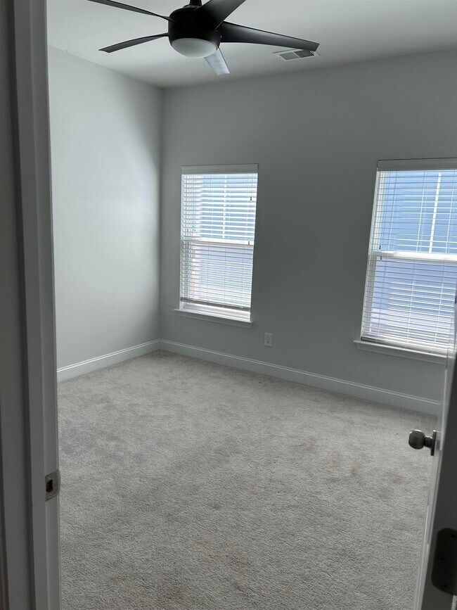 Building Photo - 2404 Blue Crane Cir