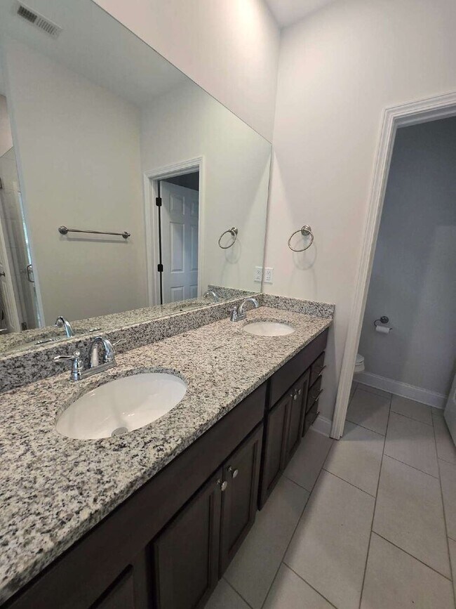 Building Photo - Charming 3-Bedroom Retreat Near Hamilton P...