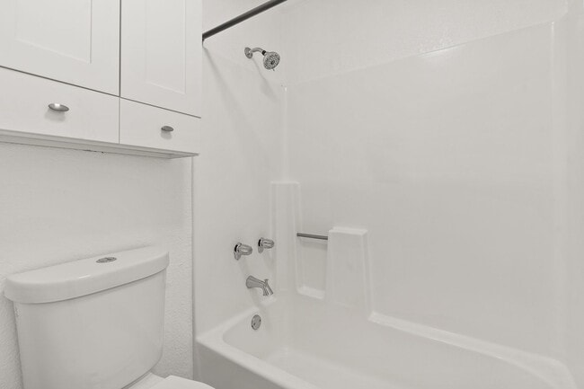 Building Photo - Ihona Townhome 1BR, 1BA, 1PKG, AC, W/D
