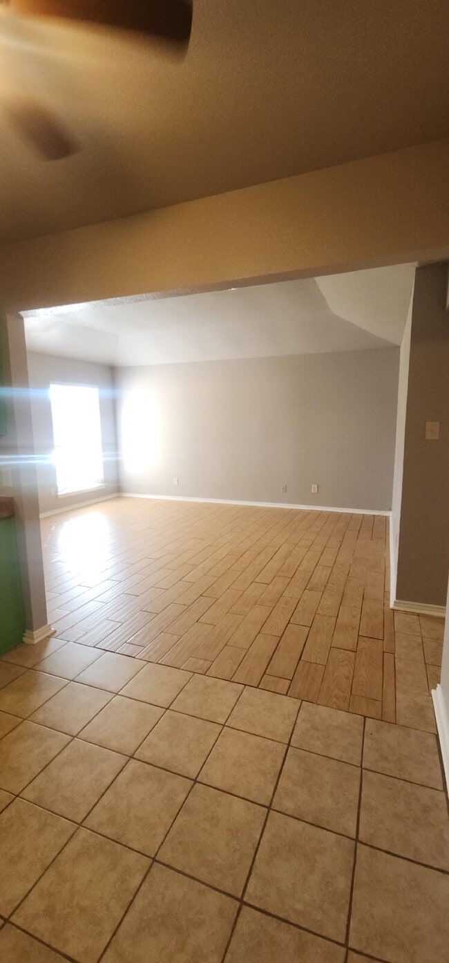 Building Photo - Charming 2 Bed/ 1 Bath Duplex with a Garag...