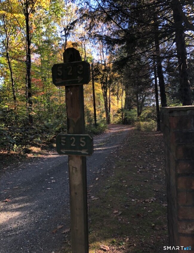 Building Photo - 525 Munger Ln