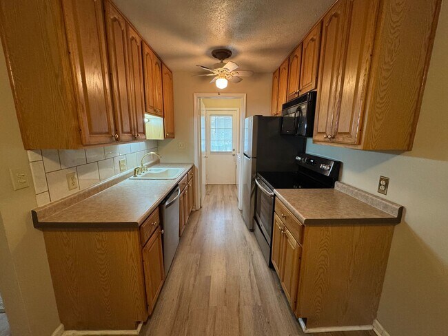 Building Photo - Myrtle Beach - 2 Bedroom / 2 Bathroom Town...