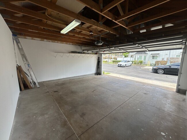 Building Photo - Bright & Airy 3-Bedroom Townhome in Ewa Be...