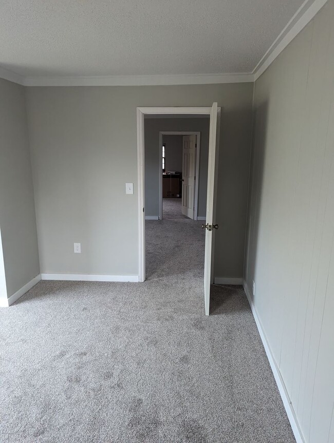 Building Photo - Freshly renovated 4 bedroom 2 bath home in...