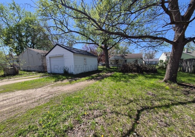 Building Photo - FOR RENT- 2 bedrooms on Ackermant! Pets Ok!