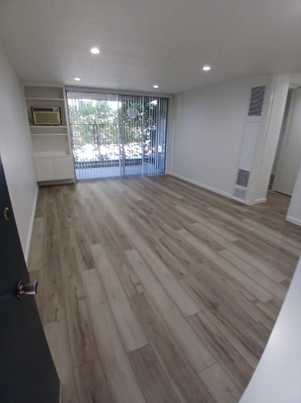 Building Photo - 533 S Hudson Ave