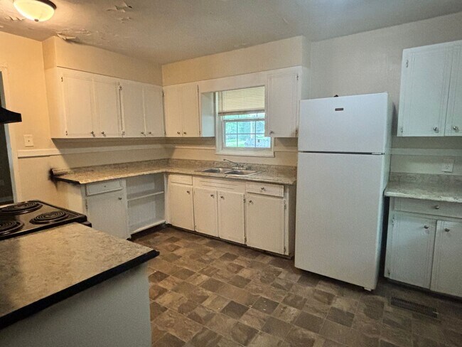 Building Photo - 3084 Oak Forest Dr