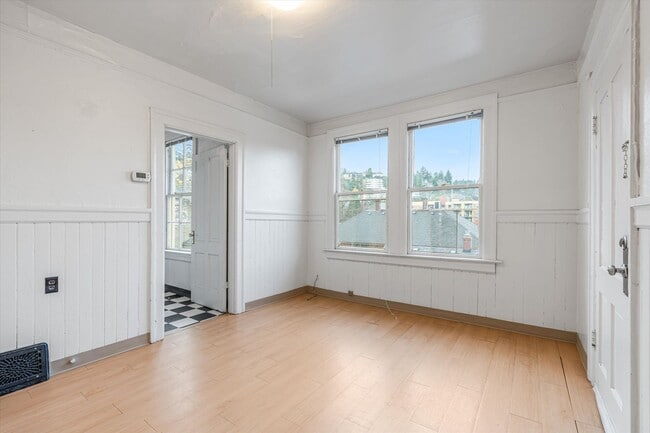 Building Photo - Great deal on a plex in Goose Hollow!