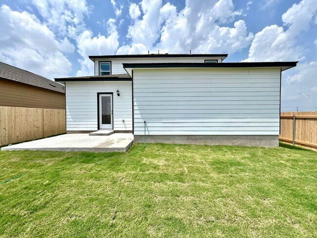Building Photo - Spacious & Updated 4/BR 3/5/BA Home with M...