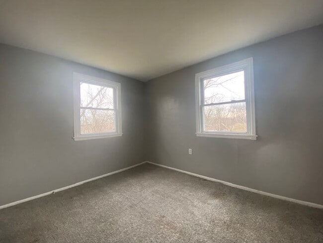 Building Photo - Welcome to this charming two-bedroom, one-bathroom double in the heart of Springfield, OH+