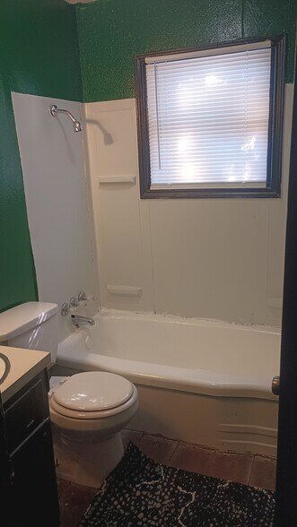 Full bathroom. - 216 Southside Dr