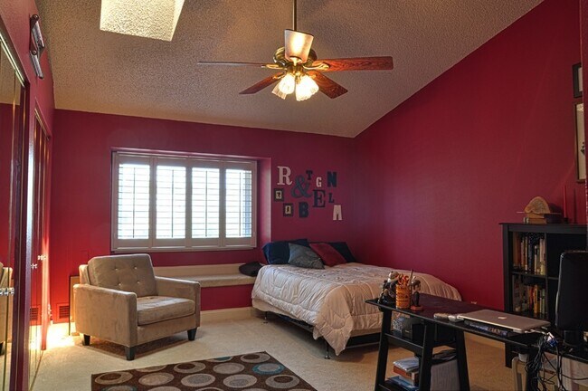 Building Photo - $0 DEPOSIT OPTION. CHARMING TWO-STORY TOWN...