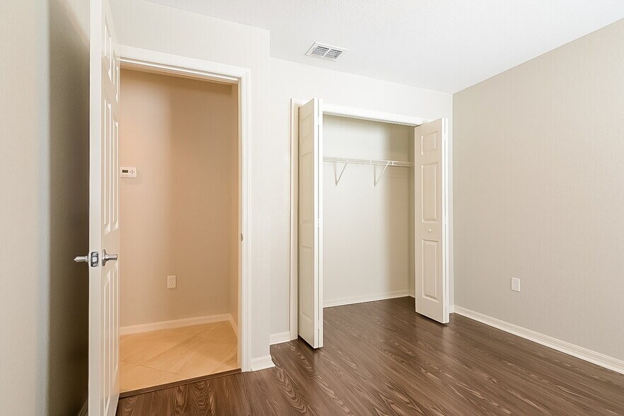 Building Photo - 6400 Twin Bridges Dr