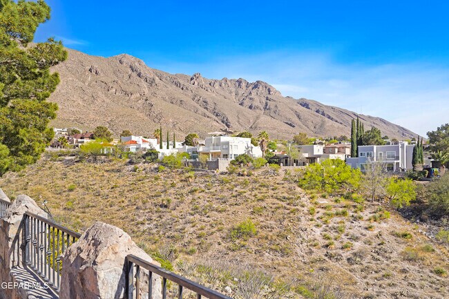 Building Photo - 624 Skydale Dr