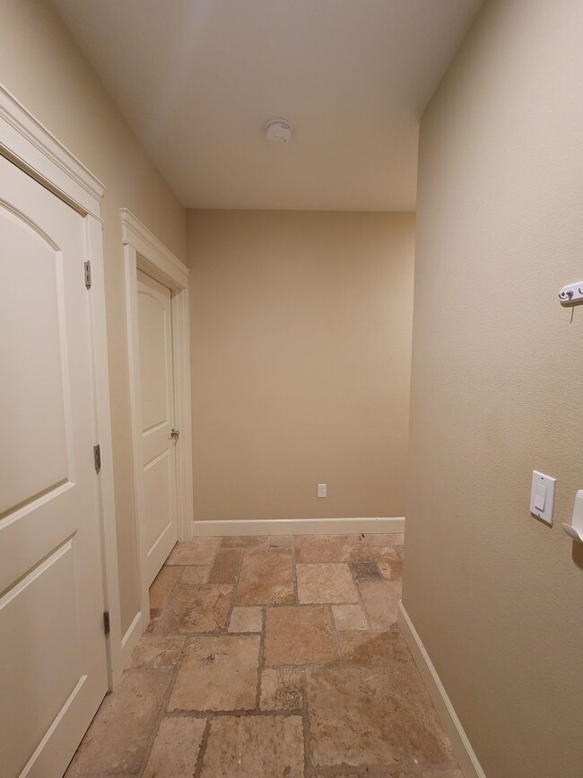 Building Photo - Contemporary Condo in Johns Landing