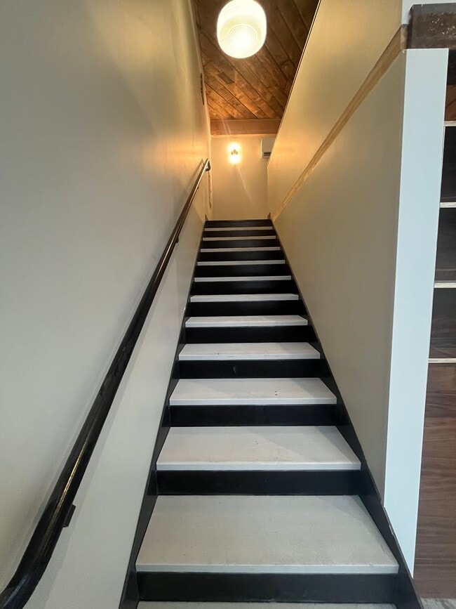 Building Photo - 1 Bedroom 1-Bathroom W/ Large Loft (2nd Bedroom or workspace)