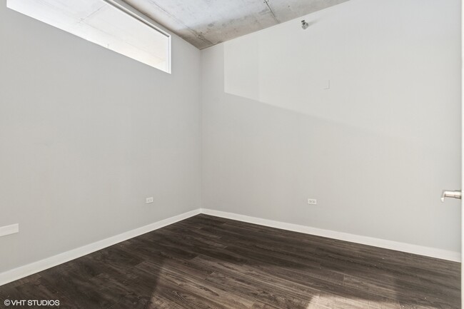 Building Photo - 720 N Larrabee St