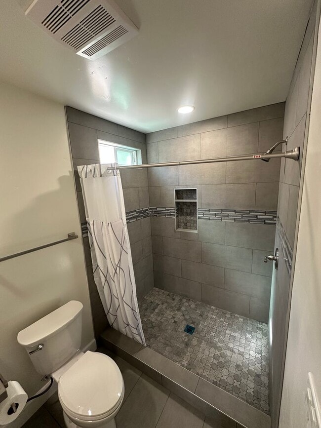 Building Photo - Newly Built Modern 1 Bed / 1 Bath Unit for...