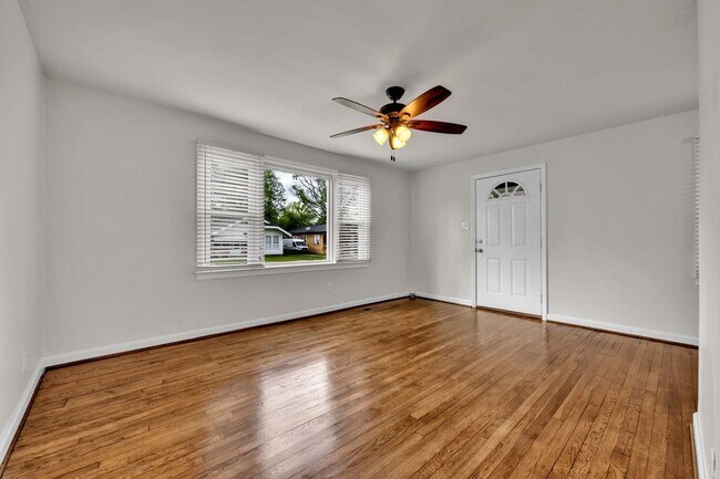 Building Photo - Adorable bungalow