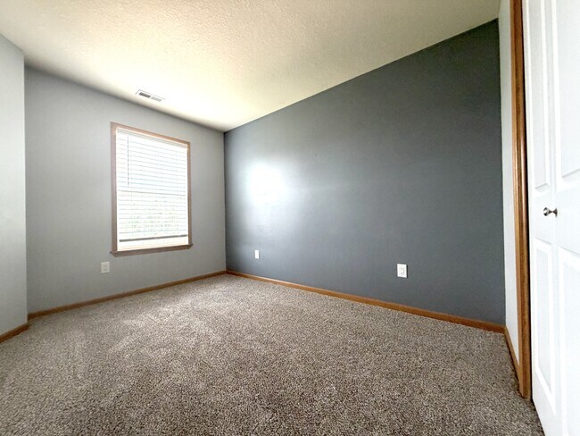 Building Photo - 1005 NE Kamies Ln