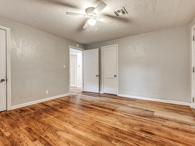 Building Photo - Cute Remodeled Bungalow in the heart of OKC!