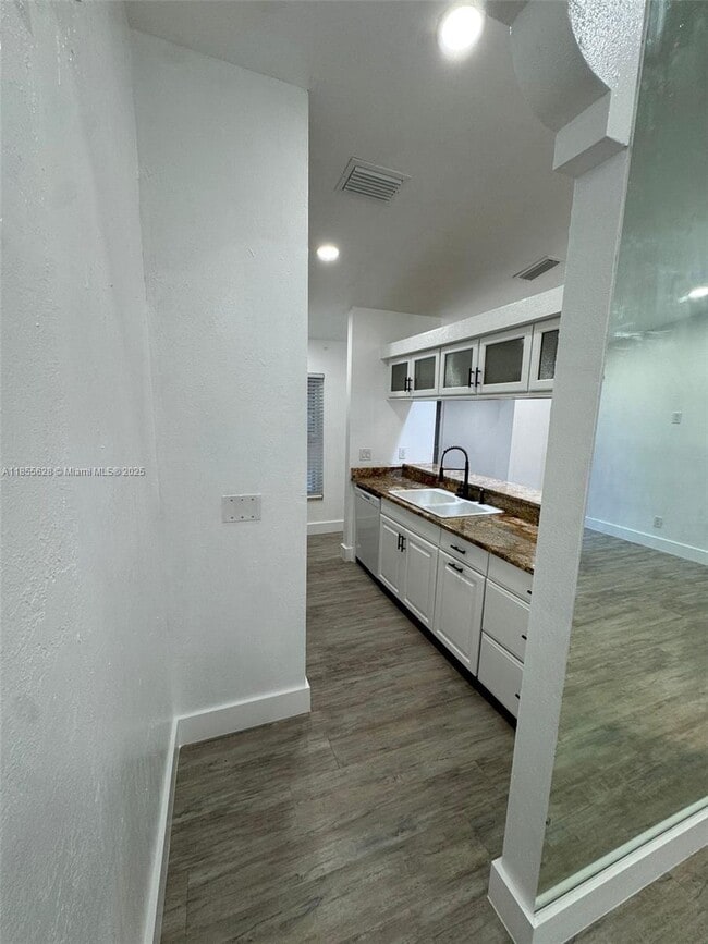 Building Photo - 2720 SW 11th Pl