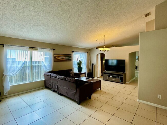 Building Photo - Modern 4-Bed, 2-Bath Solar-Powered Home Near UCF