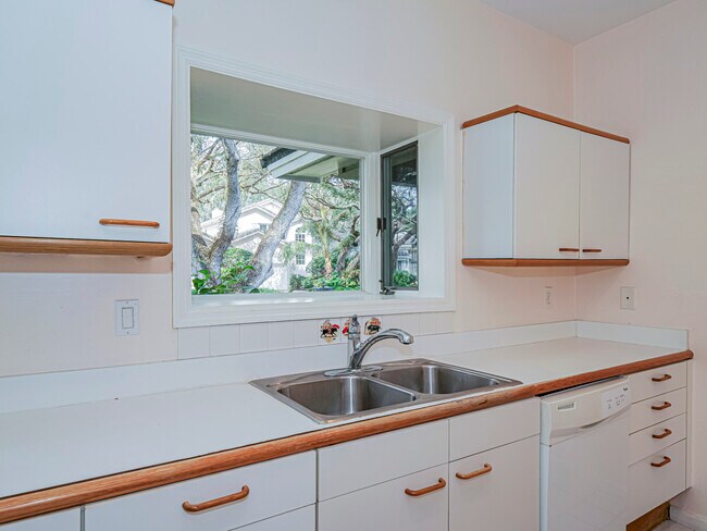 Building Photo - 131 Peppertree Dr