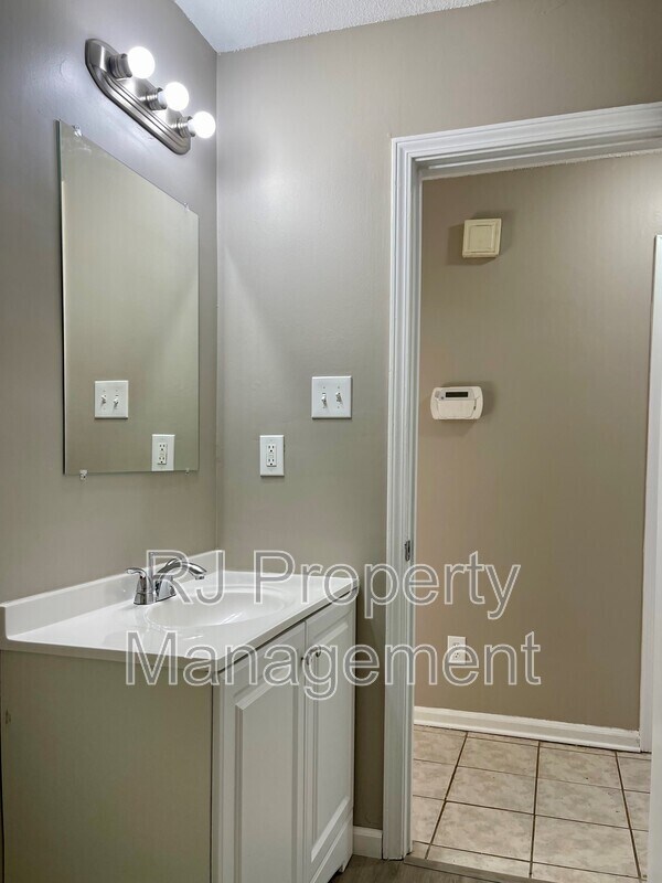 Building Photo - 4211 Lansdowne Dr