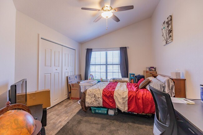 Building Photo - Beautiful Home in the Golf Course Area