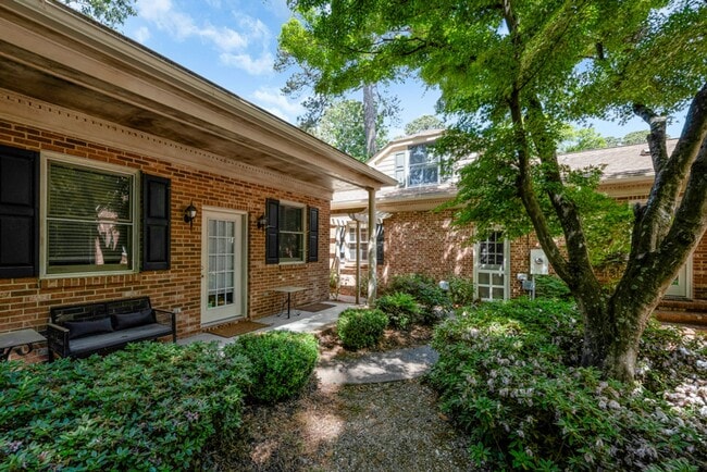 Building Photo - A rare estate-style rental in Thoroughgood
