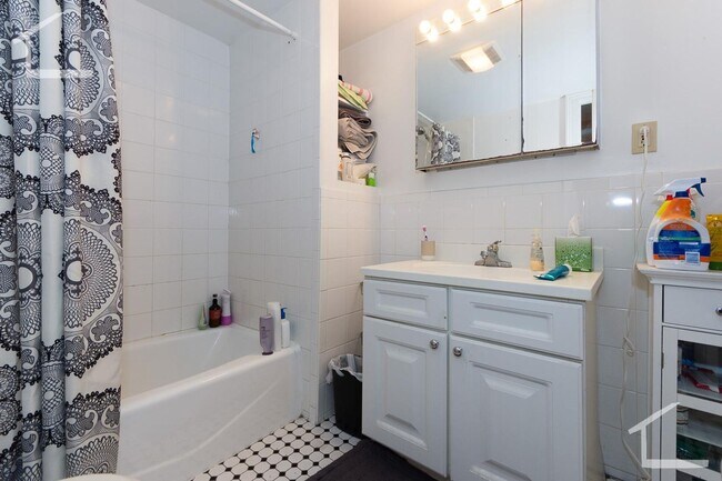 Building Photo - No Brokers Fee, heat, Hot Water Included, Garden Level Recently Renovated Unit, Laundry on a Site