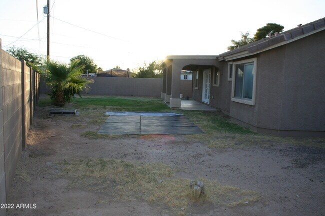 Building Photo - 11207 W Hopi St