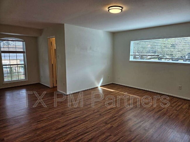 Building Photo - 500 N Post Oak Ln