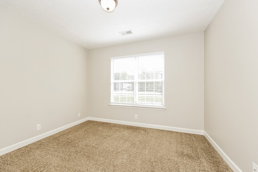 Building Photo - 537 County Farm Rd