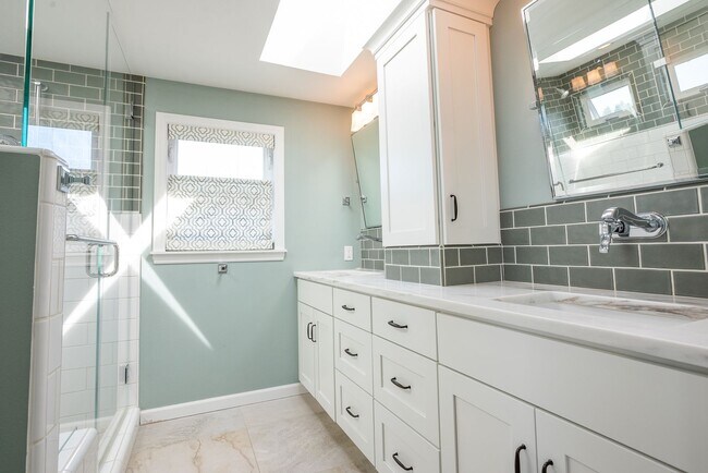 Building Photo - Stunning North Beach 4 bedroom, 3.5 bath with breathtaking view.