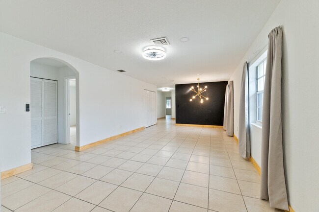 Building Photo - 289 SW 3rd Ct
